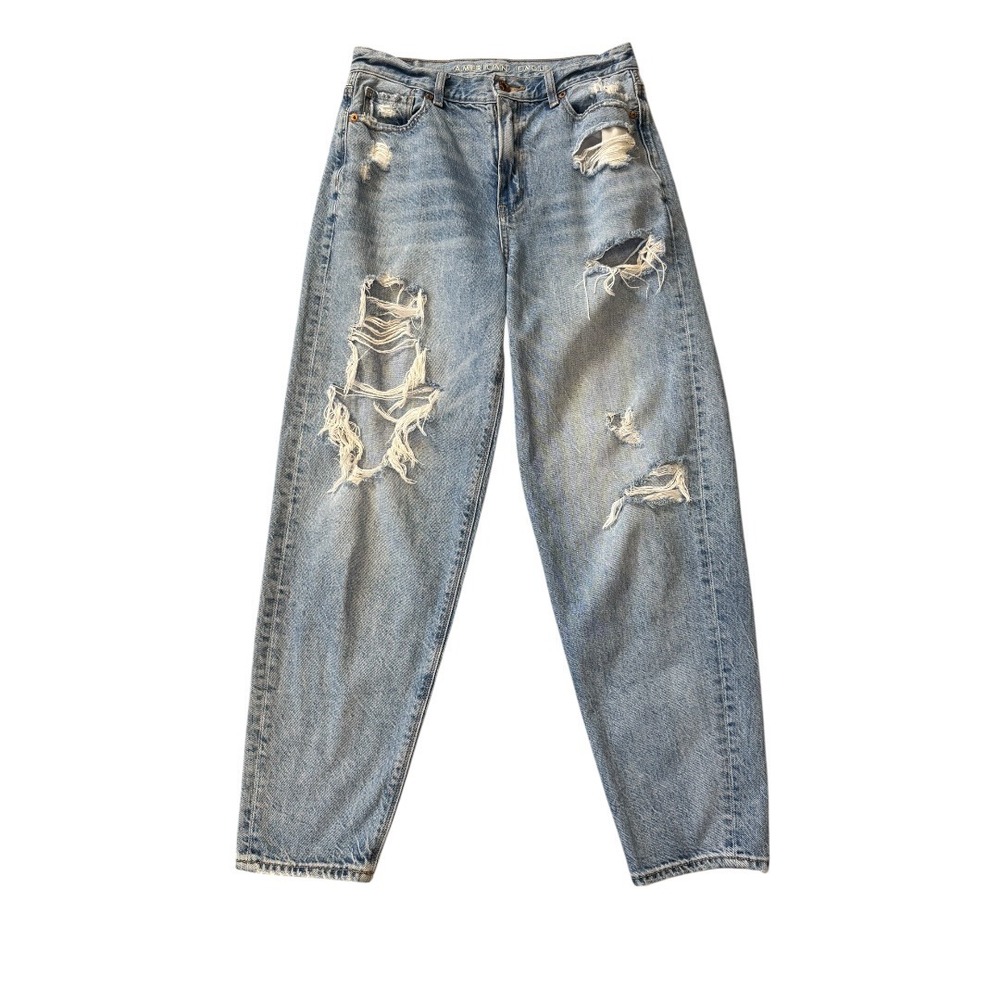 American Eagle Relaxed Mom Jeans Light‎ Wash Distressed Ripped Denim Size 2